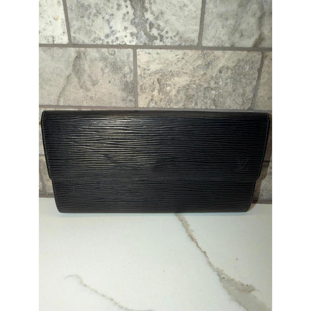 1774. Authenticated Louis Vuitton Sarah Wallet
